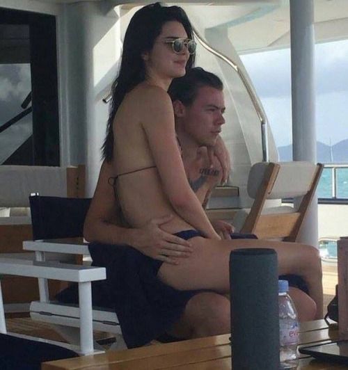Intimate Photos Of Harry Styles &#038; Kendall Jenner Have Been Leaked Online!
