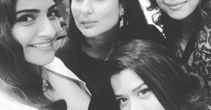 Kareena Kapoor & Sonam Kapoor Pose For A Groupfie With Their Veerey Di Wedding Co-Stars!