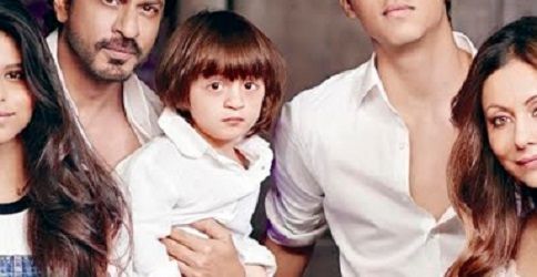 This Family Photo Of Shah Rukh Khan, Gauri &#038; Their Kids Deserves To Be Framed Forever!