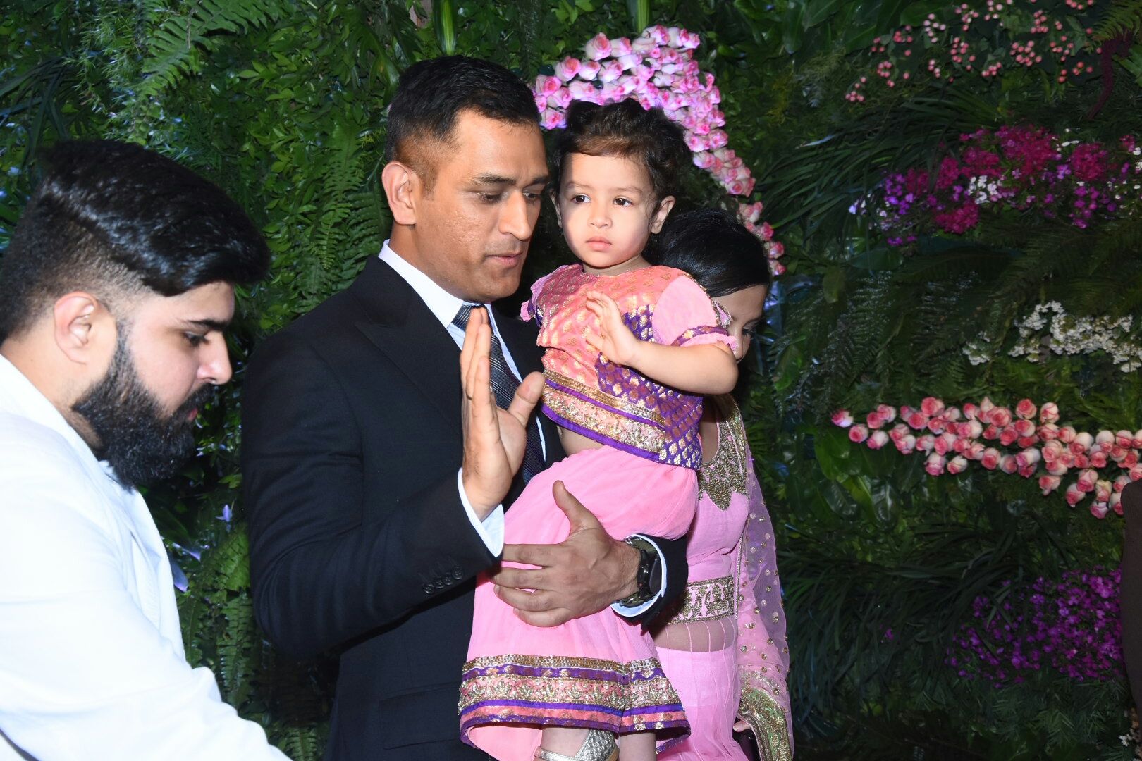 Photos: Sakshi, Mahendra Singh Dhoni &#038; Their Adorable Daughter Ziva Attend Virat &#038; Anushka’s Mumbai Reception