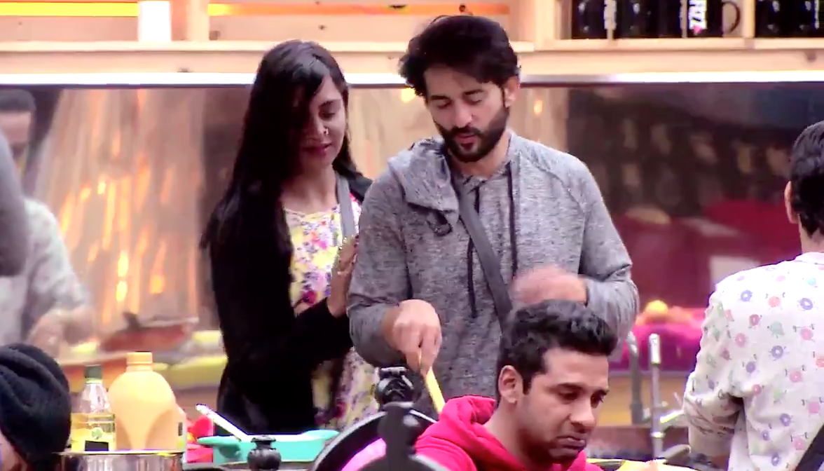 Bigg Boss 11: Arshi Khan Flirts With Hiten Tejwani And Asks Him To Apply Lotion On Her