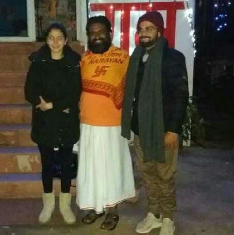 Anushka and Virat with their pandit ji | Source: Twitter |