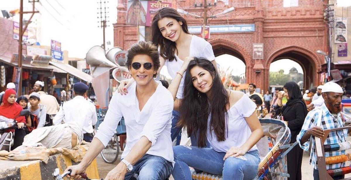 PHOTO: Shah Rukh Khan Poses On A Rickshaw With Anushka Sharma & Katrina Kaif!