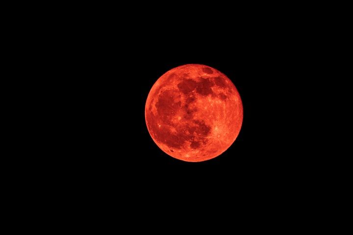 10 Ridiculous Reactions We Found On The Internet To Today’s Super Blue Blood Moon