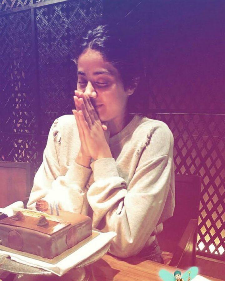 Photo: An Adorable Janhvi Kapoor Makes A Wish At Dhadak’s Wrap-Up Dinner