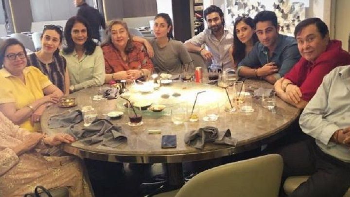 Photo Alert: Kareena &#038; Karisma’s Lunch Outing With The Kapoor Family