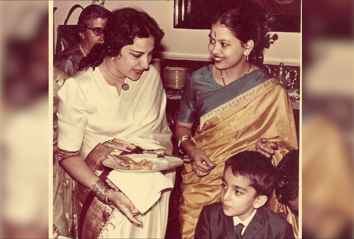 This Rare Childhood Photo Of Sanjay Dutt With His Mother, Nargis Dutt Will Make You Smile