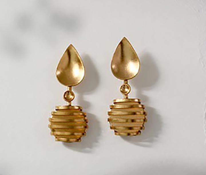 GOLD TONED WRAPPED METAL DROP EARRINGS | Image Source: SuhaniPittie.com