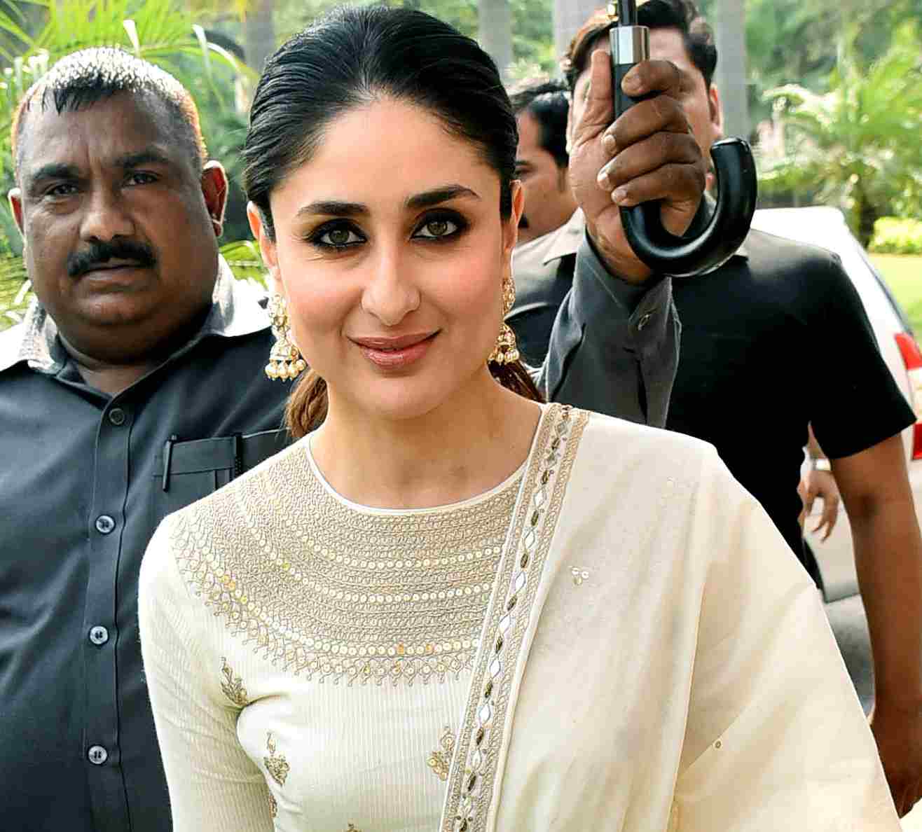 Kareena Kapoor Khan’s Desi Ensemble Is Right On Top Of Our To-Buy List