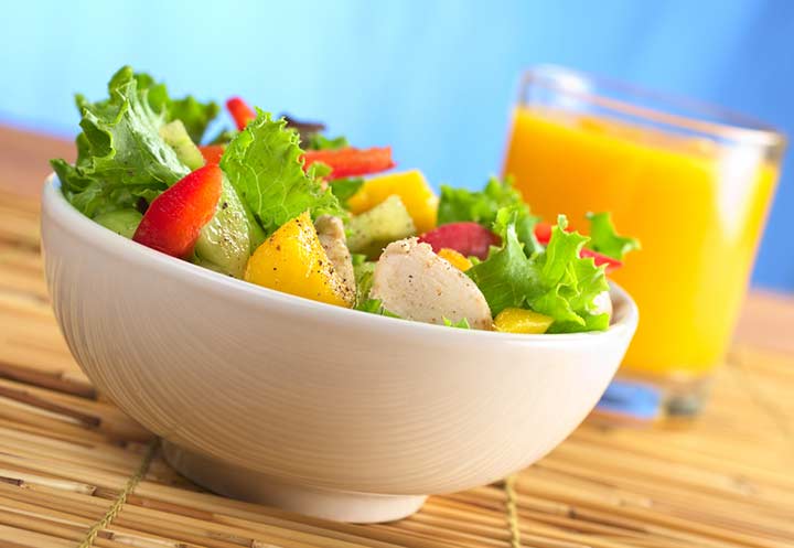 Salad And Juice (Image Courtesy: Shutterstock)