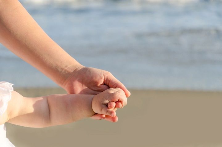 Mother And Child At The Beach (Image Courtesy: Shutterstock)