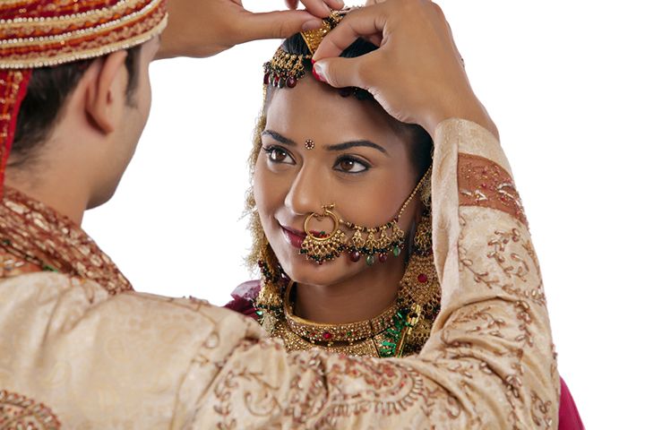 Husband Applying Sindoor (Image Courtesy: Shutterstock)