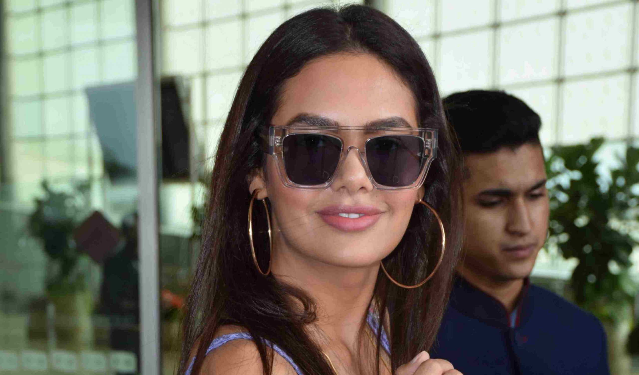 We’re Totally Bookmarking Esha Gupta’s Airport Look For Next Summer