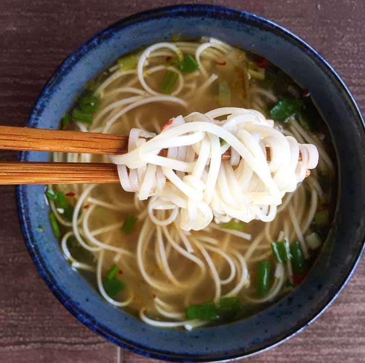 This 4-Step Garlic And Spring Onion Noodle Soup Recipe Is Ideal For A Home Cook