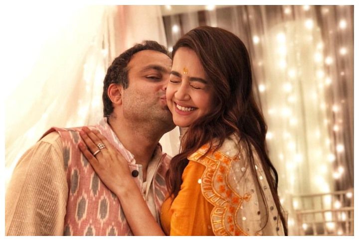 Surveen Chawla Just Announced Her Pregnancy With This Cute Photo
