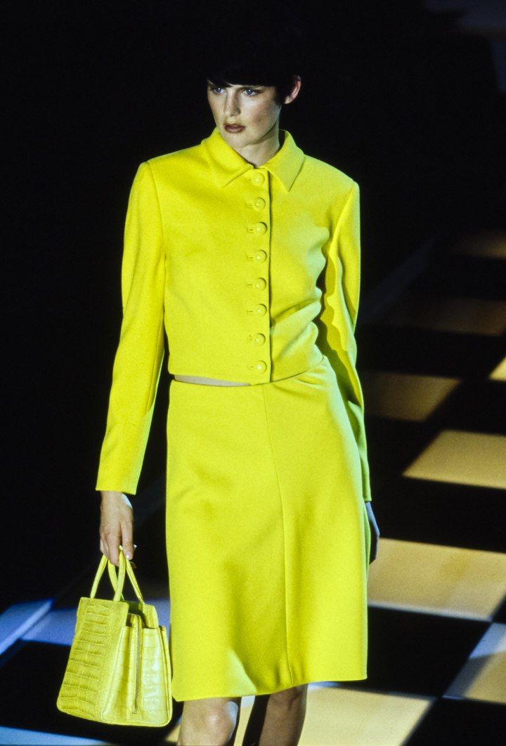 Versace | Spring Ready-To-Wear (Source: www.voguerunway.com)