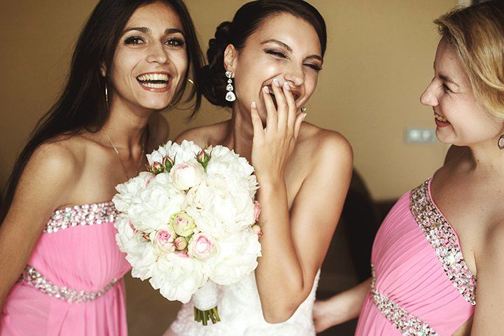 7 Things Ever Maid-Of-Honour Should Keep In Her Purse