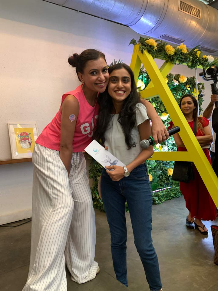 Malini Agarwal with a lucky winner at #MalinisGirlTribeXSnapchat’s BRAVE