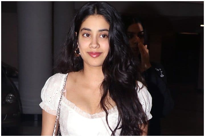 Janhvi Kapoor Has A Problem That Every Selfie Lover Can Actually Relate To