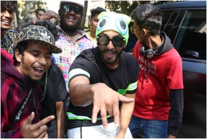Check Out Ranveer Singh Rapping With Fans To His New Song &#8216;Mere Gully Mein&#8217;