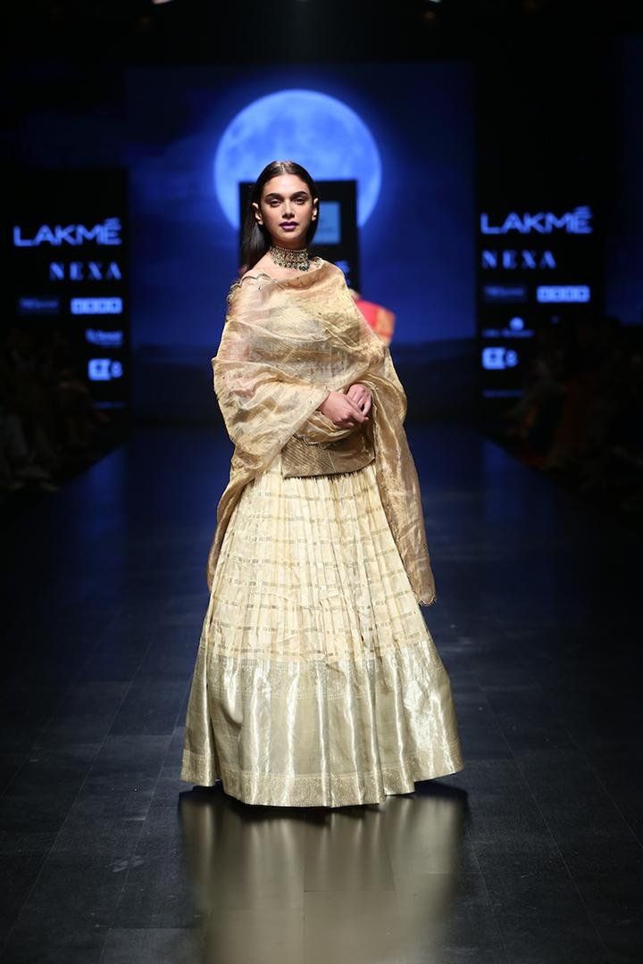 Showstopper Aditi Rao Hydari for Sailesh Singhania at Lakme Fashion Week SR 19