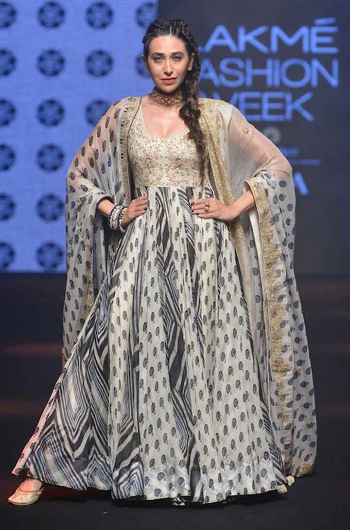 Showstopper Karisma Kapoor for Designer Punit Balana at Lakme Fashion Week SR 19