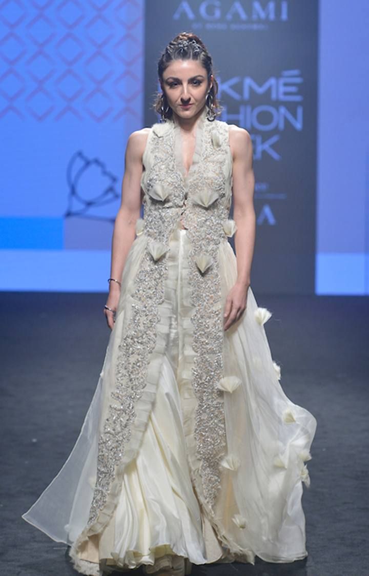 Showstopper Soha Ali Khan for Agami by Neha Agarwal for Lakme Fashion Week SR 19