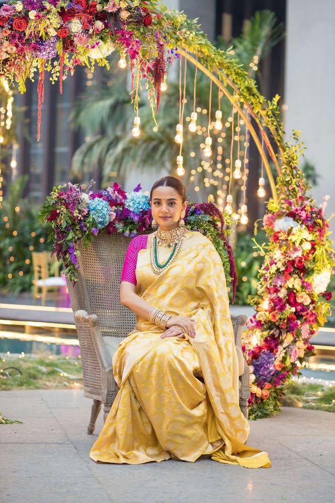 X 上的 Tadka Bollywood：「@SurveenChawla Looks Ethereal In Saree at Her 'Godh  Bharai' Ceremony #surveenchawla #godbharai #momtobe #pregnancy #lovely  #star #pretty  / X