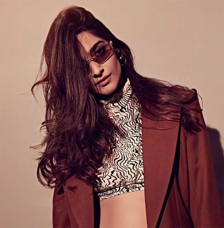 Sonam Kapoor’s Stylish Outfit Came With A Side Of Abs—And We Ain’t Complaining!