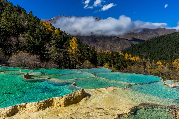 All You Need To Know About China’s Hot Springs That Change Colour Every Season