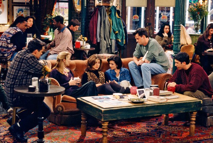 Matt Le Blanc, Lisa Kudrow, Jennifer Aniston, Courtney Cox, Matthew Perry and David Schwimmer (Still from Warner Bros' sitcom F.R.I.E.N.D.S)