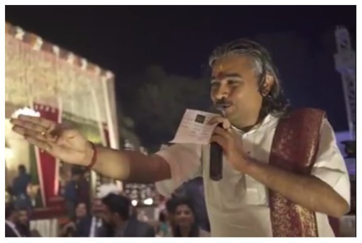 VIDEO: A Pandit Sings ‘Tujhe Dekha Toh Yeh Jaana Sanam’ For A Couple’s Pheras Instead Of The Usual Mantras