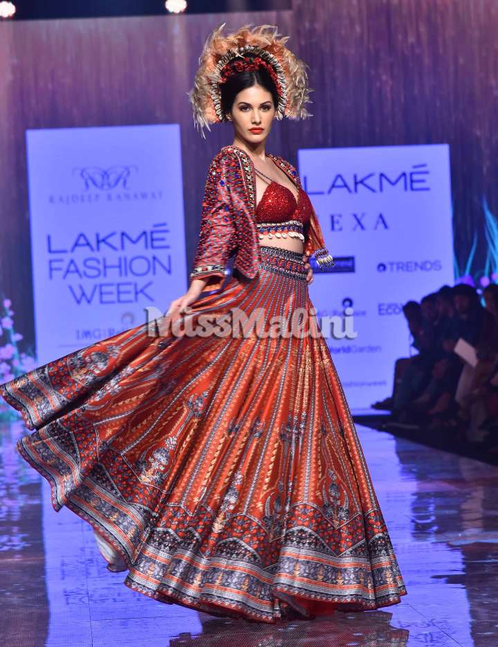 Amyra Dastur At Lakme Fashion Week SR '20 In Mumbai | Source: Yogen Shah