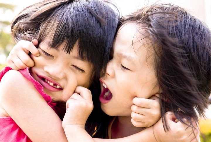 10 Tweets You’ll Relate To If You Love &#038; Hate Your Siblings Way Too Much