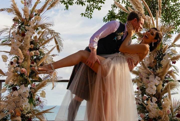 PHOTOS: Bruna Abdullah &#038; Allan Fraser’s Scottish Wedding Ceremony By The Sea