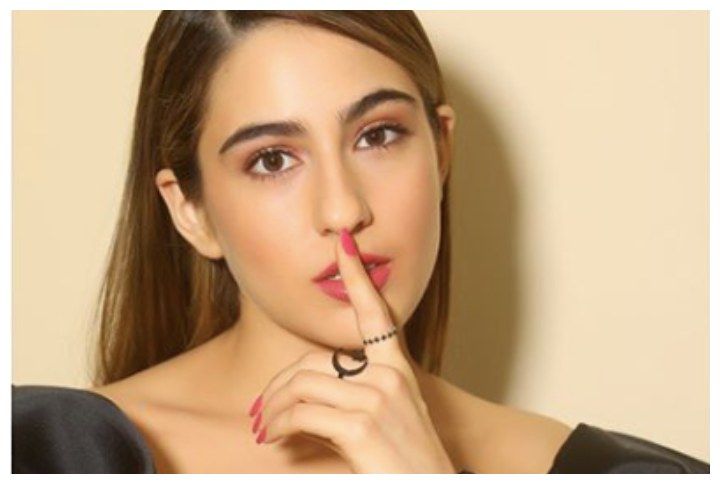 Video: Sara Ali Khan Is Taken Aback As A Fan Tries To Kiss Her Hand