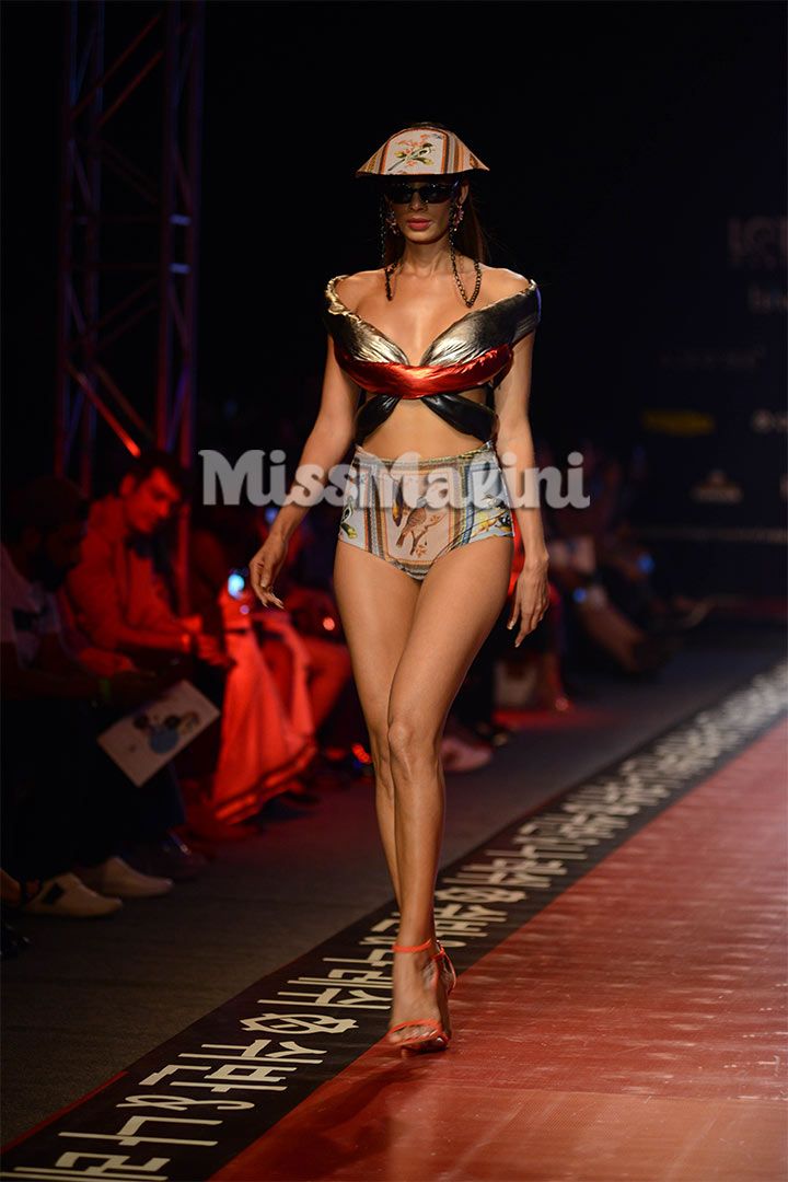 Shivan Narresh at Lotus Makeup India Fashion Week Spring Summer 2020 in Delhi | Source: Yogen Shah