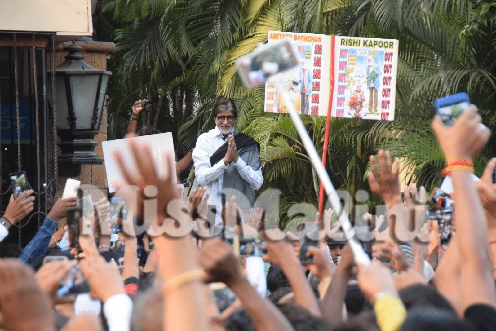 Amitabh Bachchan greeting fans