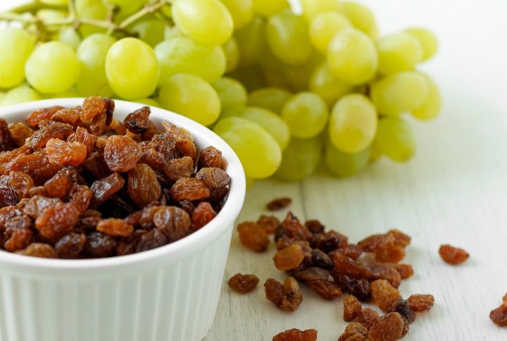 Raisins & Grapes By knopka1228 | www.shutterstock.com