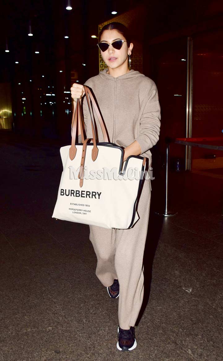 Anushka Sharma sports Rs. 1.5 lakhs Louis Vuitton cross body bag 1 :  Bollywood News - Bollywood Hungama