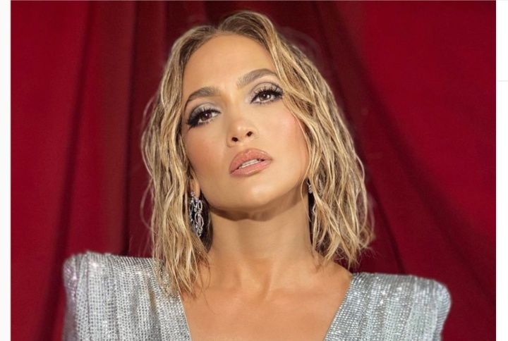 Here’s How You Can Recreate Jennifer Lopez’s Stunning AMA Look
