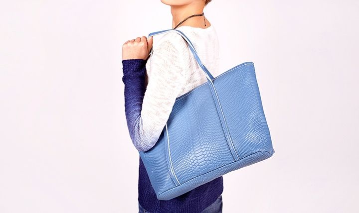 Blue Women's handbag in hand by Bida Oleksandr | www.shutterstock.com