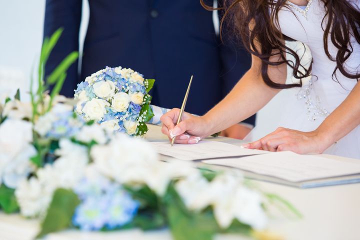 Signing of the wedding license By sergiophoto | www.shutterstock.com