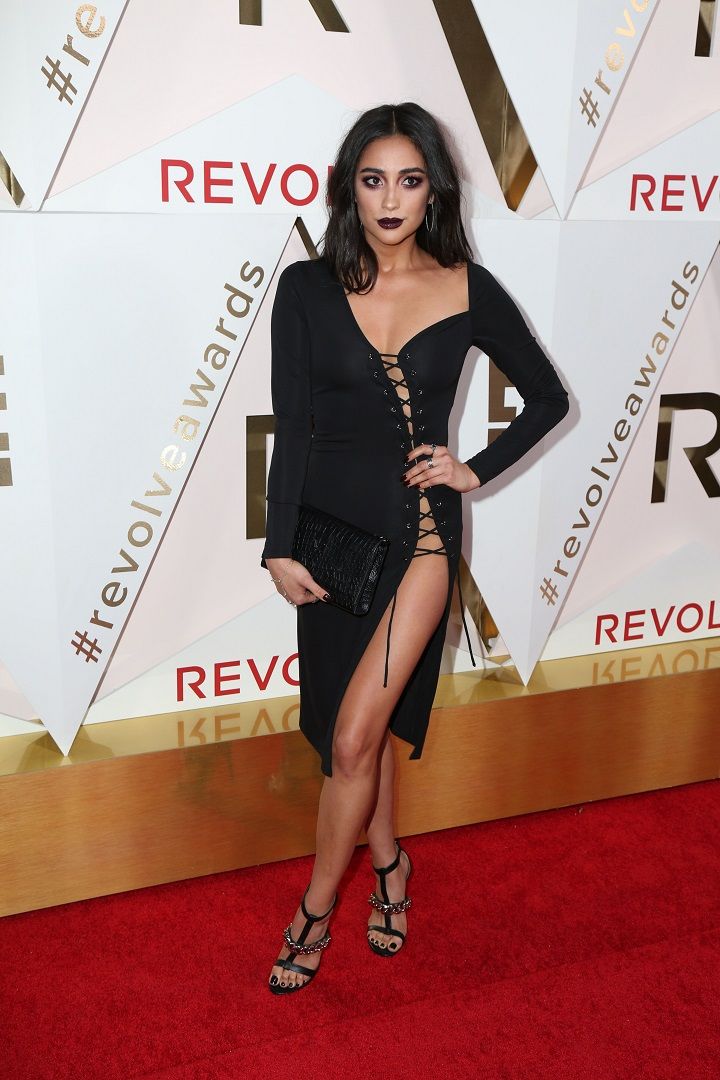 Shay Mitchell at the 2017 Revolve Awards at the Dream Hotel Hollywoodby Kathy Hutchins | www.shutterstock.com 