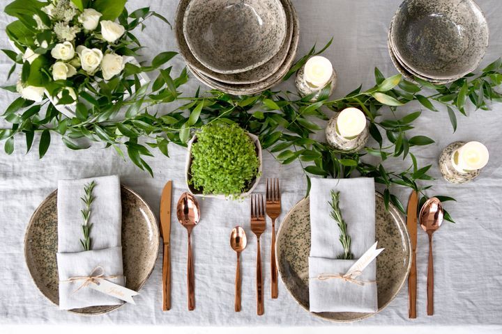 Table setting with Linen napkins. By Akasha | www.shutterstock.com