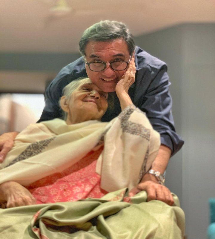 Boman Irani and his mother (Source: Instagram | @boman_irani)