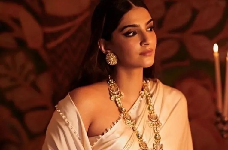 Mom-To-Be Sonam Kapoor Looks Like She Stepped Out Of An Indian Painting In Her Latest Avtar