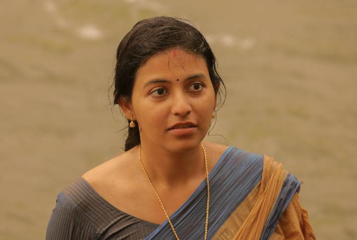Anjali as “Muthulakshmi” in Thunindha Pin