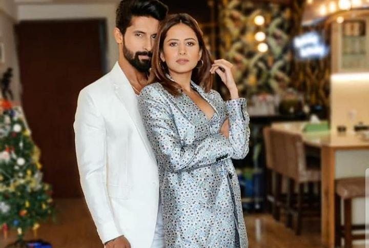 Ravi Dubey And Sargun Mehta Get The Entire Cast And Crew Of Their New Show Udaariyaan Vaccinated