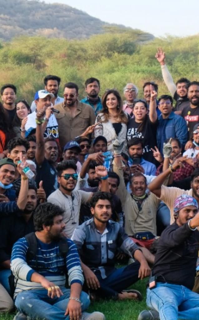 Binoy Gandhi, Sanjay Dutt, Raveena Tandon and Nidhi Dutta With Ghudchadi Crew